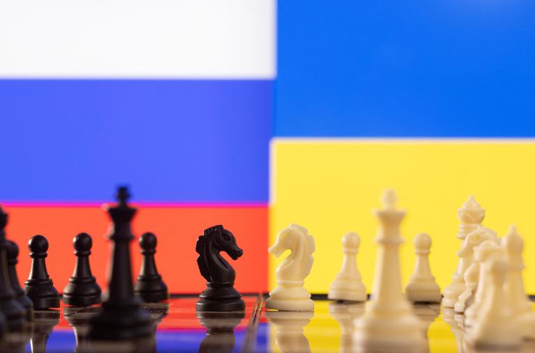 Illustration of chess pieces and the Russian and Ukrainian flags - source: Reuters